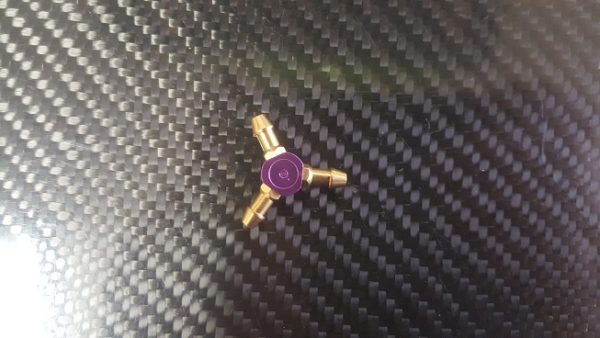 Raccord Y anodisé violet  tuyau 4mm