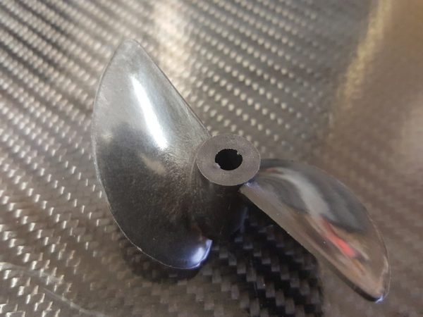 Hélice Graupner 2317.70, droite