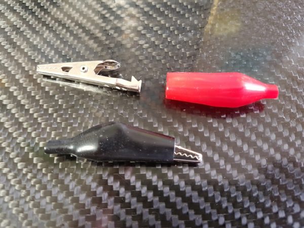 Pinces crocodile rouge et noire
