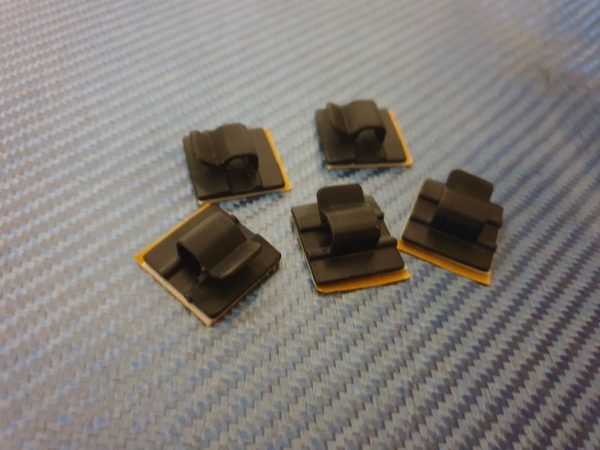Embase autocollante pour câble